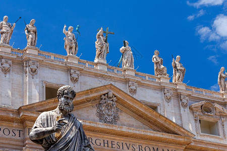 罗马梵蒂冈雕塑圣彼得大教堂屋顶和画廊上的雕像意大利罗马背景图片