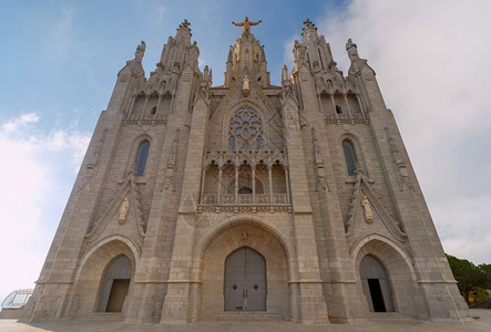 巴塞罗那圣心殿教堂位于塔比达博山顶西班牙图片