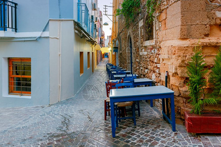 Chania希腊街咖啡厅上餐的桌和椅子图片