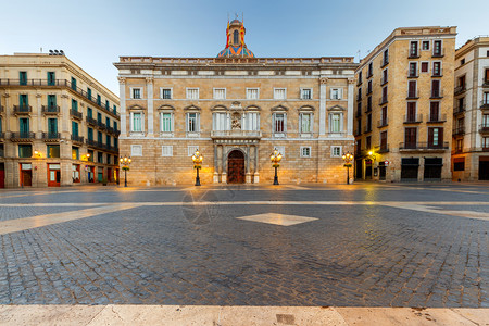 巴塞罗那圣詹姆斯广场在黎明古代的圣詹姆斯哥特广场在清晨西班牙图片