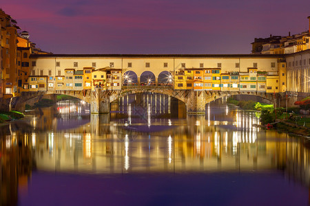佛罗伦萨庞特维奇奥古老的中世纪桥日落时的庞特维奇奥意大利佛罗伦萨图片