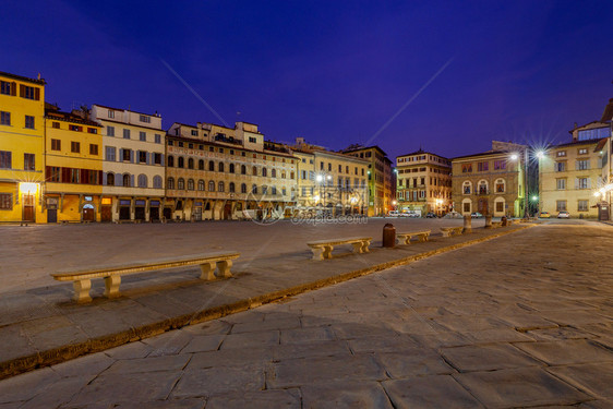 佛罗伦萨夜间圣十字广场夜间照明的广场圣十字意大利佛罗伦萨图片