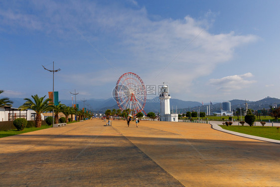 巴统城市的堤岸景象阳光明媚的一天从海边看城市的堤岸乔治亚图片