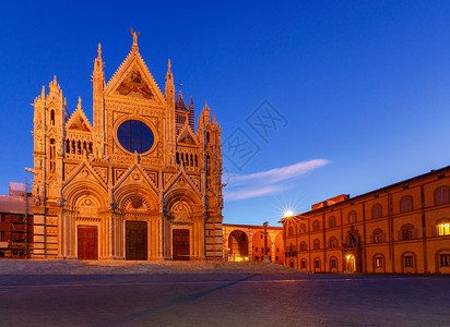 日落时的锡耶纳大教堂日落时的夜间光照大教堂的景象锡耶纳托斯卡意大利图片