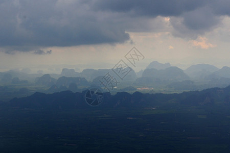 泰国南部安达曼海Krabi市附近的山区图片
