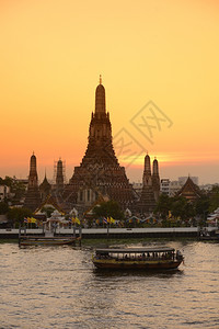 东南亚泰国曼谷市湄南河MaeNamChaoPhrayaRiver的WatArun亚洲泰国曼谷图片