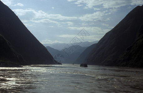 华省三座峡谷上游方的扬泽河风景图片