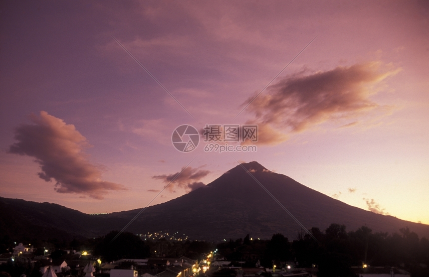 中美洲危地马拉安提瓜镇附近的火山