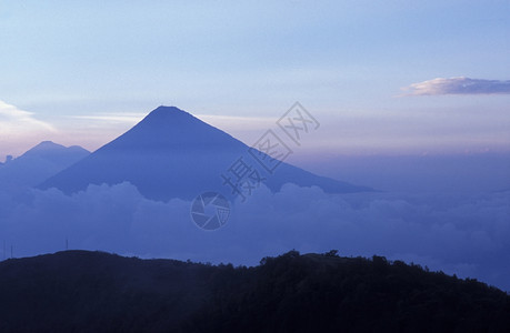 中美洲危地马拉市附近的危地马拉城附近的火山帕卡亚拉尔环绕着地貌图片