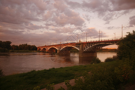 东欧波兰华沙市的一座桥梁和威斯特拉河图片