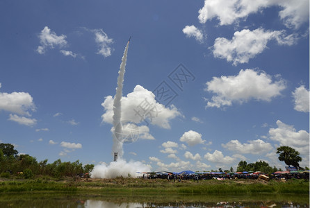 在泰国东北部伊桑地区的乌邦拉契塔尼西北部的安纳特省传统的火箭节或邦邦辉开始发射火箭图片