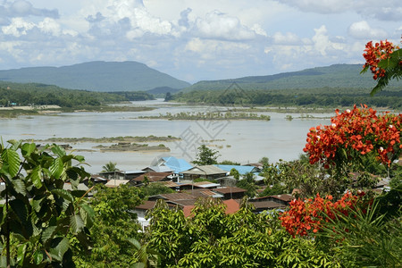在湄公河的孔家浜和湄公河的SichtvomTempelWatThamKhuHaSawan在Suedostasien的Ungebu图片