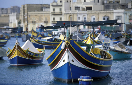 欧洲马耳他东海岸的Marsaxlokk渔村高清图片