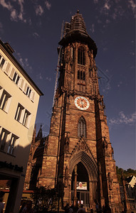 巴登巴登在德国南部欧洲黑森林的弗赖堡伊布斯高老城FreiburgimBreisgau的穆恩斯特教堂背景