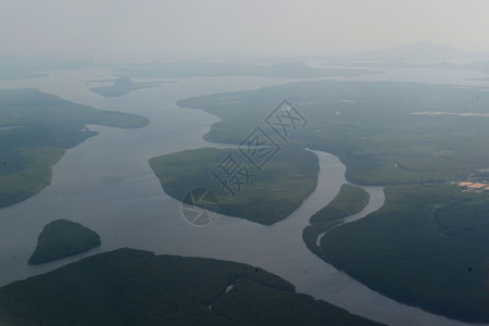 泰国南部安达曼海的Krabi市外的河流和红树林图片