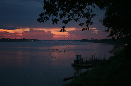 与泰国接壤的Mekong河上Mekong河的风景图位于Soutetastasia老挝Khammuan地区老挝中部的ThaKhae图片