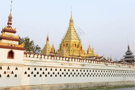 位于东南亚缅甸东部掸邦因勒湖上的Nyaungshwe市的YadanaManAung宝塔亚缅因乐湖年华寺图片