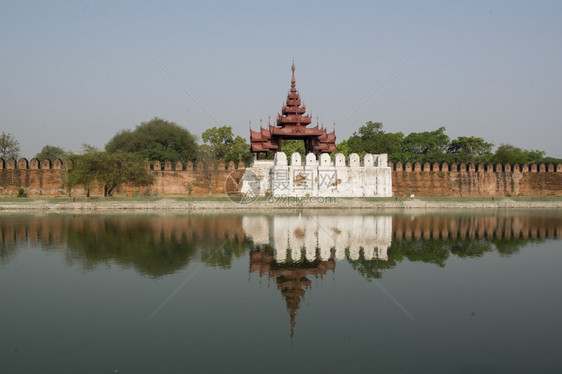 东南亚缅甸曼德勒市王宫的摩特和堡垒墙图片