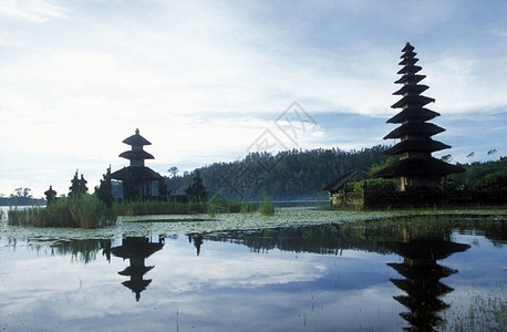 位于巴厘岛的布拉坦湖PuraUlunDanu寺庙位于东南部因多尼西亚的巴厘岛图片