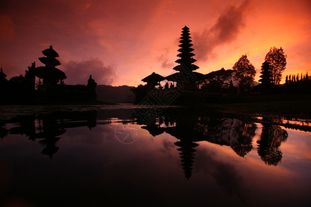 位于巴厘岛的布拉坦湖PuraUlunDanu寺庙位于东南部因多尼西亚的巴厘岛图片