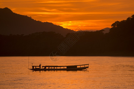 东南亚老挝北部琅勃拉邦的湄公河景观老挝琅勃拉邦湄公河图片