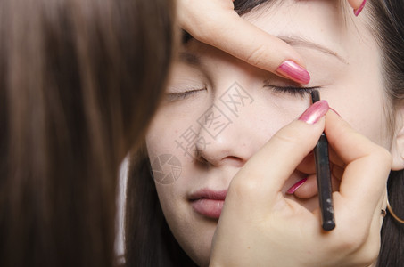 化妆师在模特的脸上做化妆品她画了眼睫毛模特图片