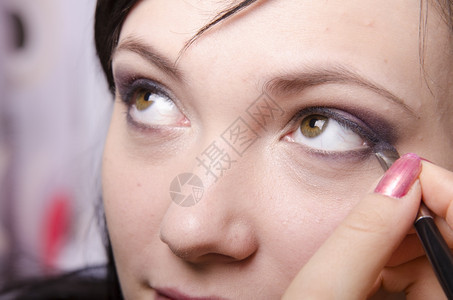 化妆师在模型39上做化妆品她画了眼睫毛模型图片