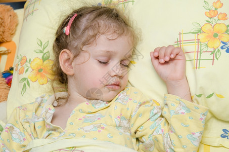 三岁女孩在婴儿房的床里睡着甜美地图片