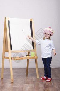3岁女孩在艺术家中玩耍女孩画着衬衣图片