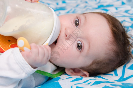 躺着床上自己喝牛奶的宝宝图片