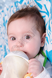躺着床上喝牛奶的宝宝图片
