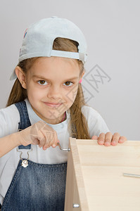 女孩收藏家用斧扳手围着木板架箱的家具图片