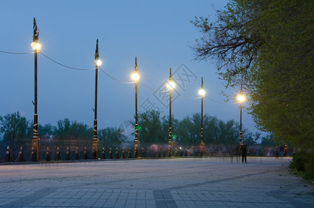 伏尔加格勒的克拉斯诺尔梅斯克区滨水区商场的夜景图片