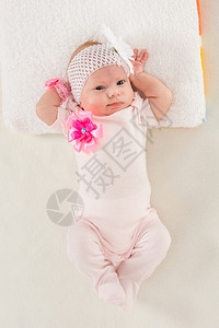 一个两月的欧洲女婴背着绷带在他的头上一朵花躺在张软床上图片