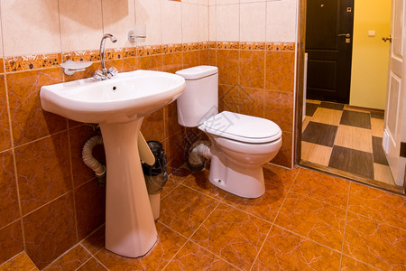 旅馆洗浴盆和厕所的卫生间图片
