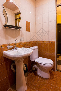 旅馆洗浴盆镜子和厕所的浴室图片