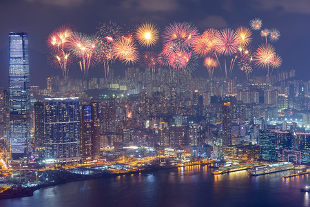 香港维多利亚香港市的烟花节晚上在香港过夜设计图片