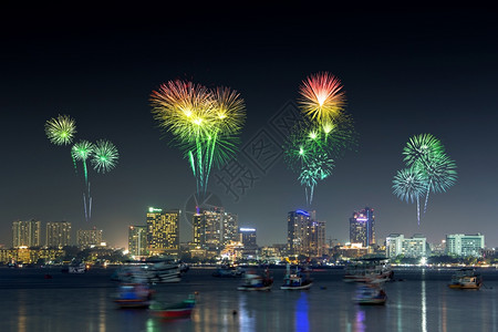 城市烟花夜间在泰国春布里的帕塔亚海滩上举行烟火节背景