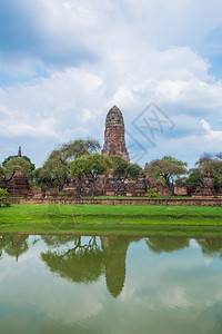 泰国Ayutthaya历史公园WatPhraRam寺庙布德邦雕像和塔的废墟图片