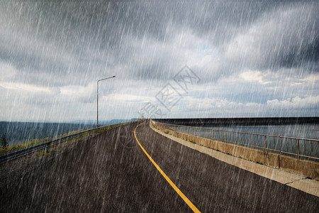 雨下的泰国水库大坝图片