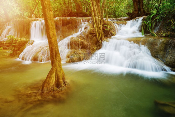泰国坎查那布里省KhueanSrinagarindra公园HuayMaeKamin瀑布7层图片