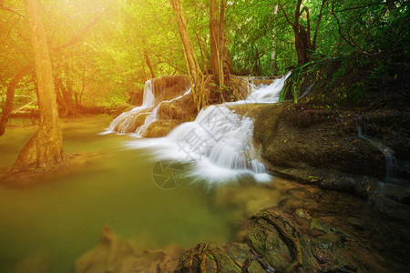 泰国坎查那布里省KhueanSrinagarindra公园HuayMaeKamin瀑布7层图片