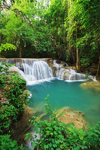 泰国坎查那布里省KhueanSrinagarindra公园的HuayMaeKamin瀑布图片