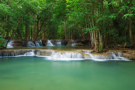 泰国坎查那布里省KhueanSrinagarindra公园HuayMaeKamin瀑布二层图片