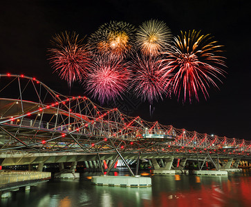 新加坡Helix桥上美丽的烟花图片