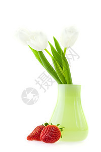 白色的花瓶和草莓中郁金香图片
