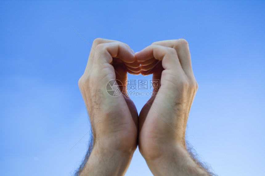 手对着蓝天
