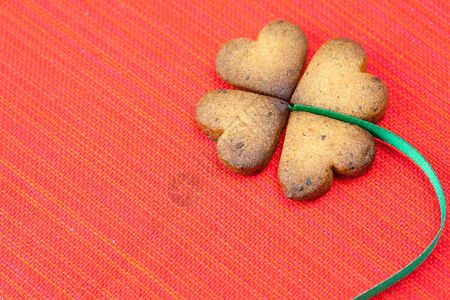 红色背景的爱尔兰Cookie图片