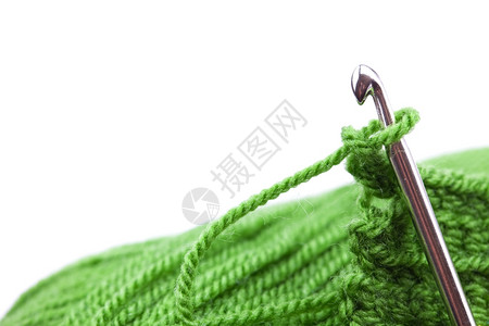 羊毛编织钩和片的尖毛编织钩和片在白色上隔离图片