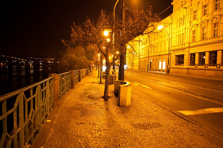 布拉格夜晚的街道图片
